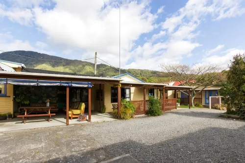 Sequoia Lodge Backpackers - Hostels