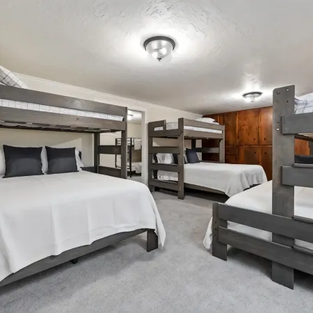 Newly Renovated, Modern Sleeps 21, Newly Added AC/Heating Units in Each Bedroom.