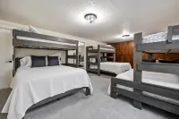 Newly Renovated, Modern Sleeps 21, Newly Added AC/Heating Units in Each Bedroom. - 3-Star