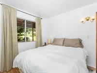 Lake cabin w/ big pines close to lake and village - 3-نجوم