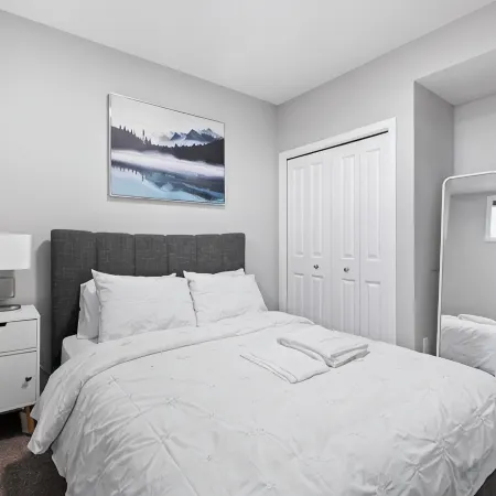 Modern & Cozy 1 Bedroom Suite in SouthWest Calgary - Free Parking + Fast Wifi