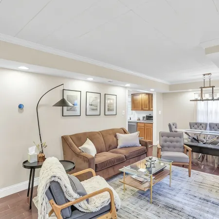 The Charming Home: 3-bedroom house, blocks to downtown Champaign, with WiFi, AC