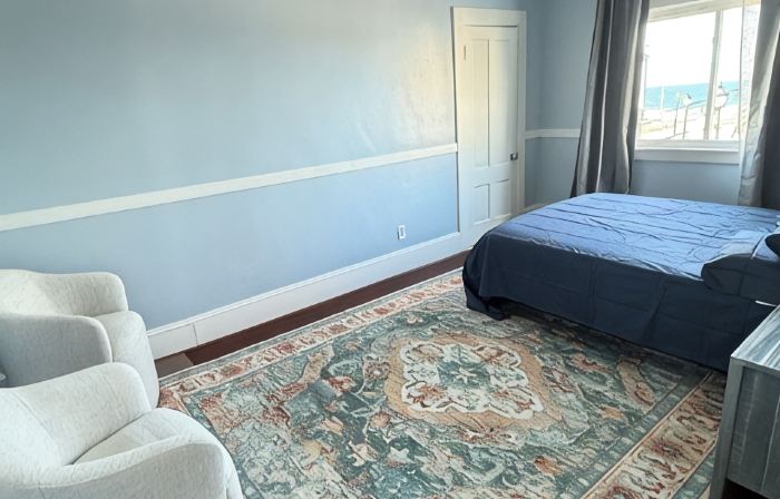 Charming 2-bedroom building in delightful Hull with ocean view