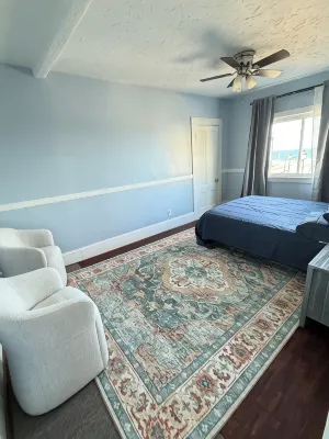 Charming 2-bedroom building in delightful Hull with ocean view