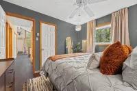 Cozy Lake Mountain Escape Cottage- Fire pit, Large Deck, Community Lakes & Pools - 4-Sterne