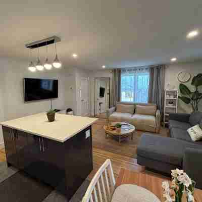 Modern 3 Bd Oasis, Convenient city living w/ parking Others