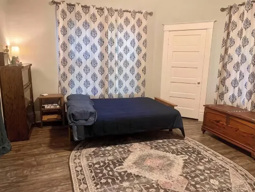 Whitt’s End -- a spacious private lodging in a historic Springfield neighborhood - บังกะโล