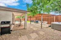 Spacious Home with Heated Pool & HotTub by Stockyards DFW - Homestays