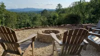 "Her Endless Views" Cabin Has Incredible Mountain Views, Hot Tub, and Firepit - 4-Sterne