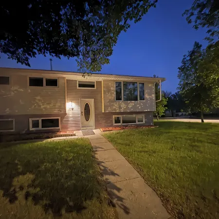 Spacious and Cozy Bunglow with 4 Bedrooms-Sweet Home with Free Parkings