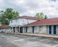 Econo Lodge Inn & Suites South - parking