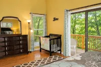 Luxury Lakefront, Family Retreat, Hot Tub, Kayaks, Canoe, Game Room, Sleeps 10 - Homestays