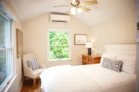 Pristine Cottage: EV charger, AC, outdoor shower+ firepit, walk to Bakers Pond - Wifi
