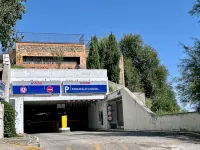 Casón de Los López Apartments - parking