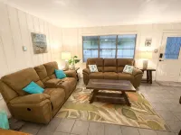 Blue Seahorse Coastal Retreat 3BR/2BA pet friendly, privacy fenced yard - 4 ดาว