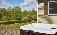 20 Acre Swimming Pond, Kayaks, Catskills Family Getaway with Hot Tub, Game Room - Chalets