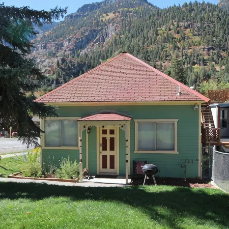 GREAT LOCATION- IN TOWN- 1 BLOCK TO MAIN- WALK TO EVERYTHING