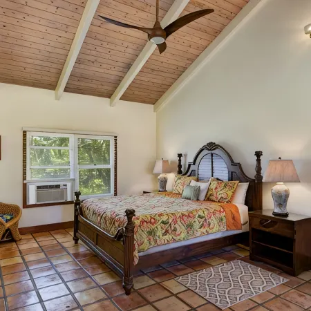 4 BDR, 3 BR, A/C, walk to beaches, restaurants and The Grand Hyatt