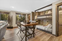 Luxurious cabin with outdoor pool access, paved roads, oversized garage - Chalets