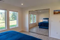 TRASK RIVER FISHING LODGE: New Riverfront Luxury with acreage and great views! - 4성급