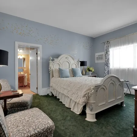 Old Library Inn - J.R.R. Tolkien Room Отели в г. Олеан