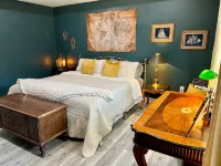 Sanford's Seahaven: fully fenced yard, outdoor dining, close to downtown! - 4-Star