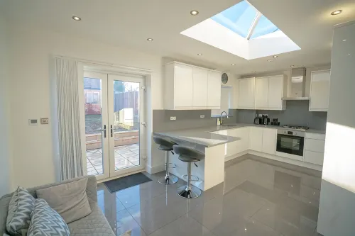 Newly Refurbished Modern 4 Bed Detached House - balcony