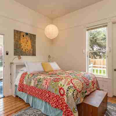 Stunning Large Apartment in the Heart of Port Townsend! Rooms