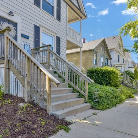 Fun, Style & Comfort Eastside Downtown 4 Bedroom Townhome Near Attractions