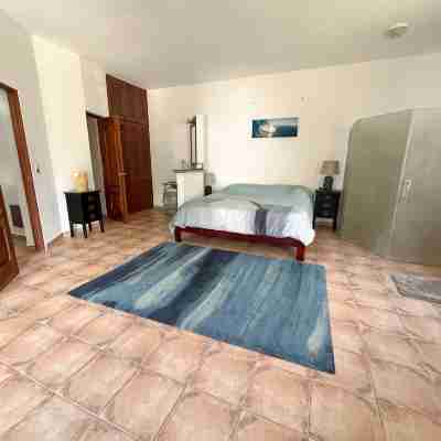 Spacious & quiet 3 BR Apt. with ocean view Rooms