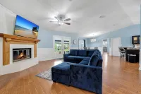Beautiful Cozy Pool Oasis, 3/2 Heated Pool Home, Fenced, Pet Friendly, King Bed - 4-Star
