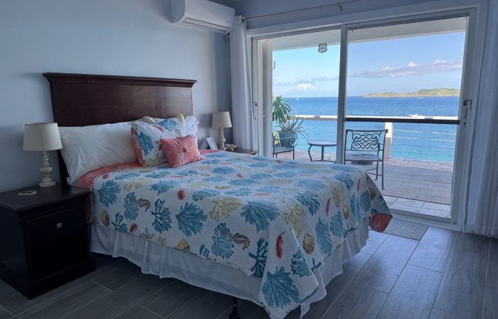 Waterfront,Private pool,Breathtaking Views,Great Location. Enjoy paradise!