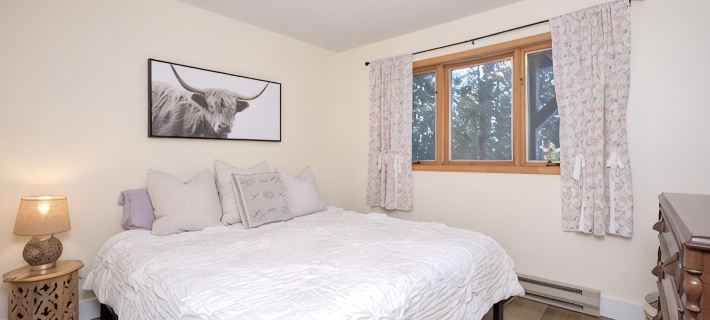 Hot tub, Sauna, summer Pool in The Great Outdoors! Clean & comfy beds. Hotels in Big Sky