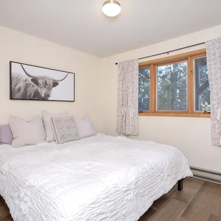 Hot tub, Sauna, summer Pool in The Great Outdoors! Clean & comfy beds.