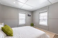 8035-Walk to Mayo-Chic and Luxury 1Br Apt - appartements de vacances