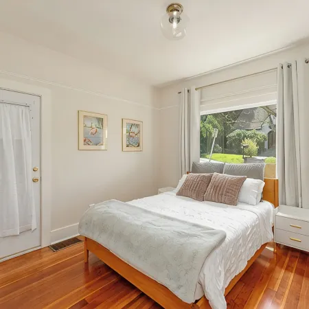 5 min walk to downtown! Newly renovated with original hardwoods and clawfoot tub