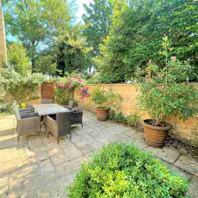 Iconic Luxury Detached Period House on the River Bank with parking. Hotel Exterior