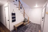 Modern Midtown Home w/ Luxury Finishes & Hot Tub! - بيت ضيافة