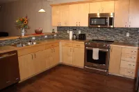 Oyhut Bay  *Spacious 2BR/2BA+ Den Free WiFi Big Kitchen Gas Fireplace - Homestays