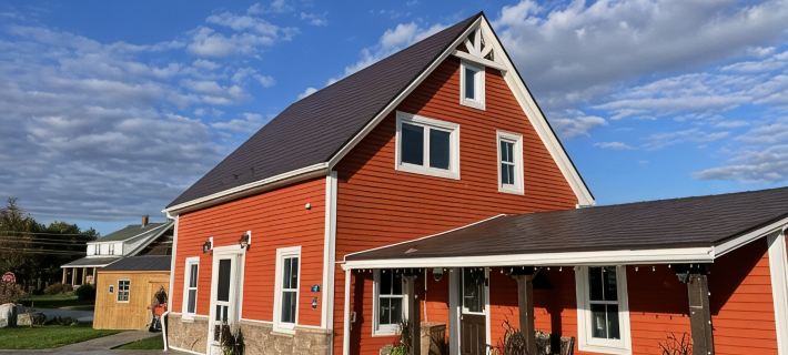 Relax on the South Shore, steps from 2 beaches, ocean views & hot tub. Hotels in Lunenburg County