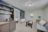 密爾沃基一卧室小屋，提供免費停車 - 2星級