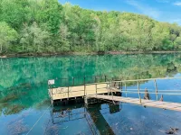 Riverfront House near Cow Shoals - King bed & WiFi - Hot Tub