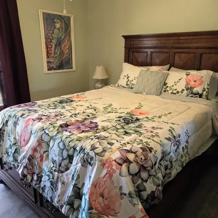 Newly Renovated 3-BR 2 Bath home. Close to Restaurants & Mineral Springs