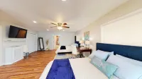 Lake Front house on Watts Bar Lake with large private dock, 2 screen porches - Hot Tub