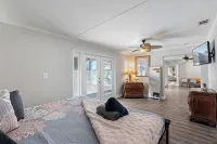 Luxury Hideaway - Lakefront - Mini Golf, Pool + More! - Wifi