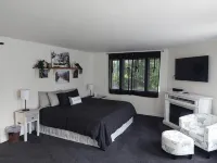 T, s Creekside cabin. King Bed/ Hot tub/ treehouse - Hytter