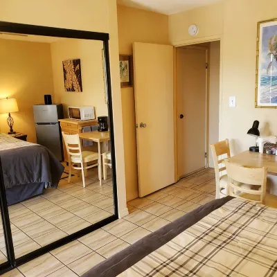 Private Cozy Studio walking distance to beaches, shops, restaurants and bars - مسبح