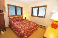 Ski-in ski-out 3 Bdrm Chalet w sauna on slopes & lake - Sleeps 8 - Hytter