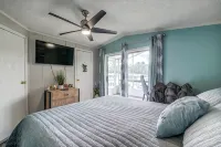 Waterfront Home on deep canal, private dock, close to boat ramp Ft Island Trail - Parvekkeita