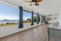 Coastal Cove Beach Bungalow! Beach Walks, Whale Watching, Agatha Hunting & More! - ビーチサイド
